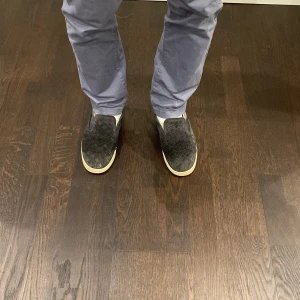 Bottega veneta slip-on - Riktigt feta Bottega veneta slip-ons. Storlek 42. Dom är rätt använda men som ni ser på dom 2 första bilderna syns det knappt. Nypris ca 9000kr men eftersom dom är använda så vårt pris 2000kr. Priset är diskuterbart så bara att fråga!