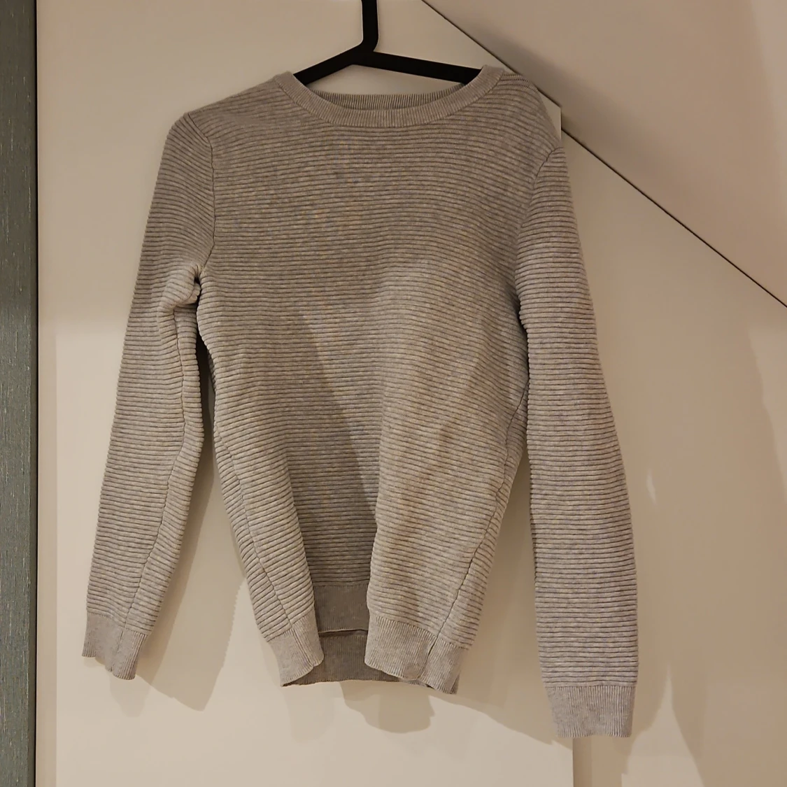 Grå ribbad tröja från Icons M
