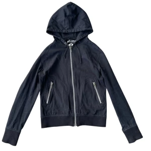 Elvine Hoodie jacka - Slim fit. Pit to pit 47cm, Längd 60cm, Ärm 63cm. Passar mer som en liten M. 