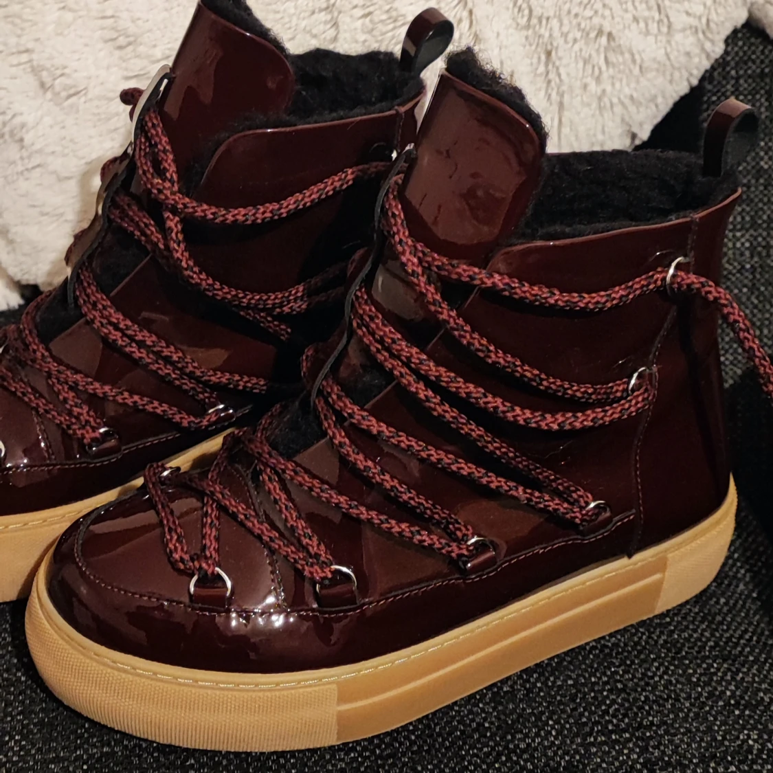 &Other Stories Vinröda moon boots med snörning storlek 37 - 3