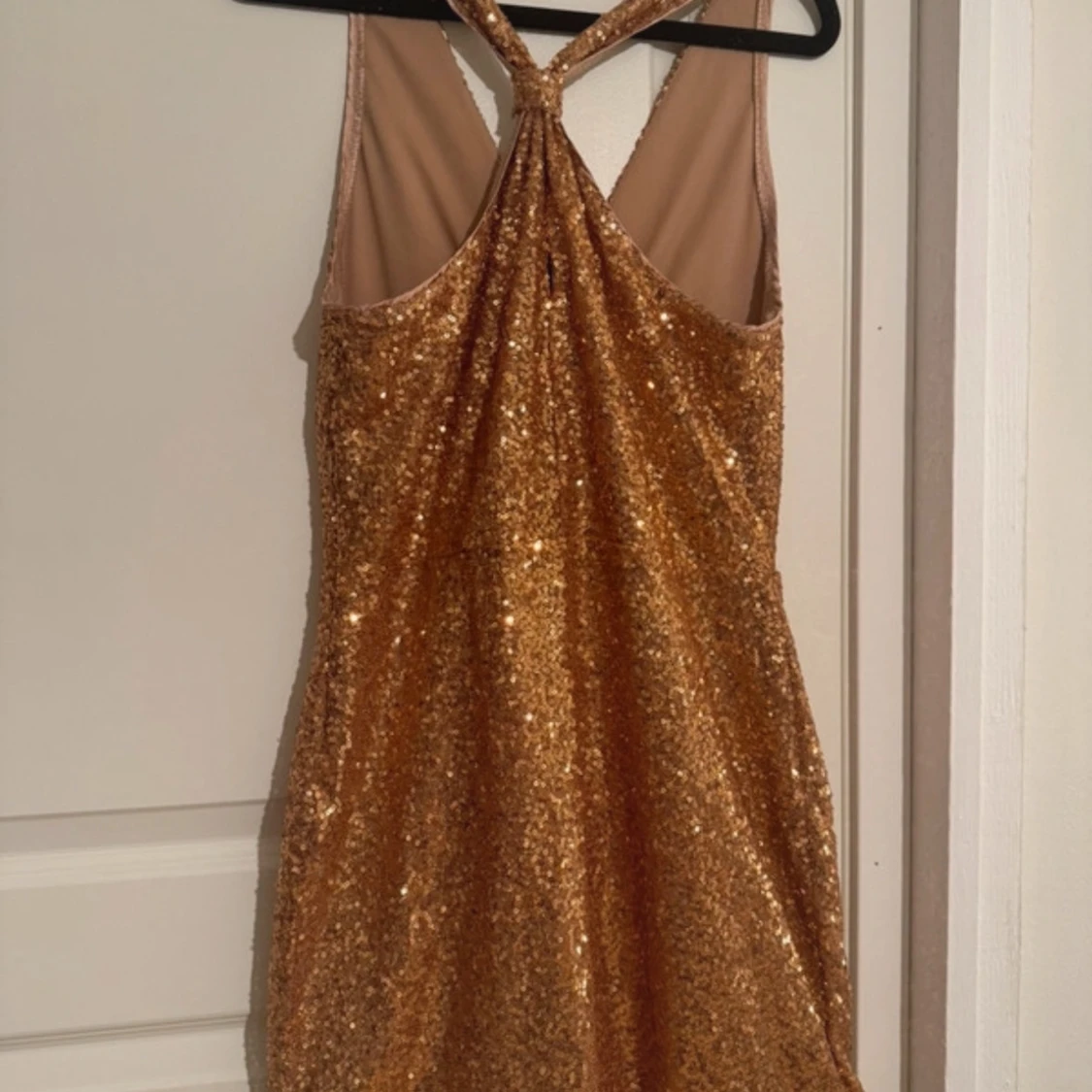 Glittrig guldig kortklänning - 1