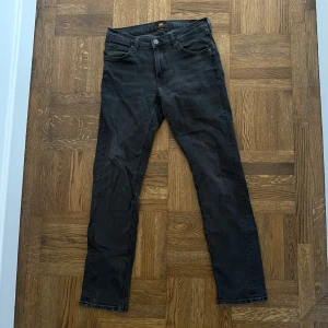 Grå Lee Jeans Slim fit (30 x 32) - Mycket fint skick! Nypris: 1200 kr Midjestorlek: 30 Längdstorlek: 32