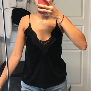 Svart spetslinne i sammet - Jätte fint spetslinne i sammet från BikBok i storlek S. Säljer då den tyvärr inte kommer till användning 