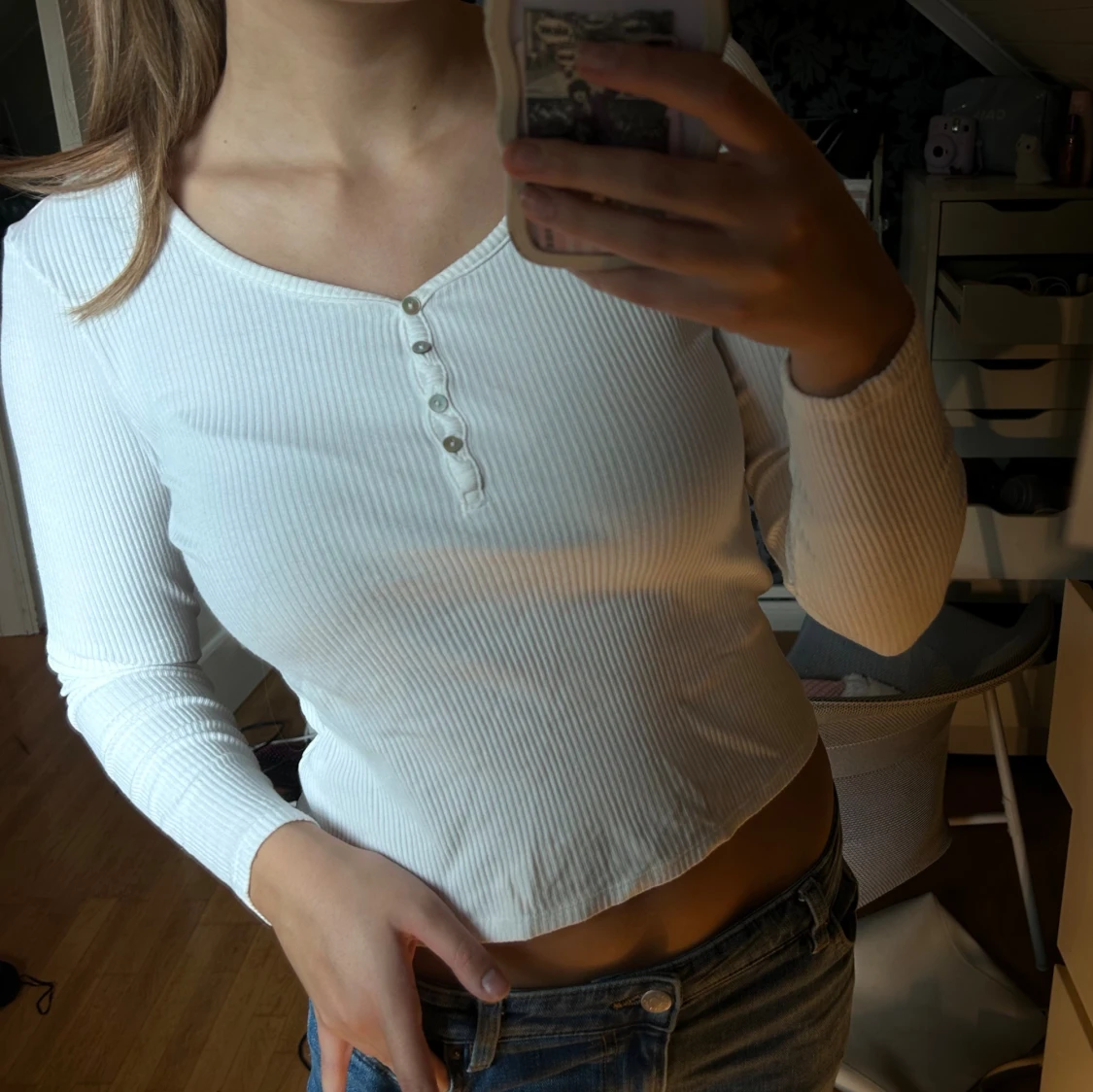 Vit ribbad långärmad topp med knappar