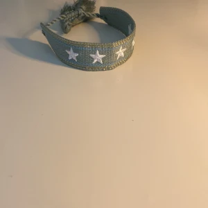 Grönt armband med vita stjärnor som är hemmagjort!!! - Snyggt grönt armband som jag har gjort ensam hemma!! Med lite hjälp från min mamma… Säljer ett för 100kr och två för 150kr!!! Skriv för med frågor!🙂
