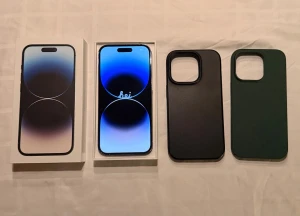 iPhone 14 Pro - Hej! Säljer nu min telefon då jag införskaffat nu. Det är en iphone 14 pro i silver med 128 GB lagringskapacitet. Batterihälsan ligger på 76%. Telefonen är i mycket bra skick, skärmen som ny då jag alltid har använt glasskydd, sidorna och baksida är också i mycket bra skick.  Orginalkartong, två stycken skal, ett svart i mjukplast och ett mörkgrönt i hårdplast samt en Sladd medföljer.  En i överlag mycket bra telefon med mycket kvar att ge som är varsamt använd.  Mvh Noah