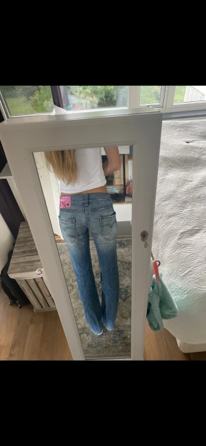 REPLAY🩷jeans, straight - As snygga ljus blå straight jeans från Replay med låg midja och slitna detaljer. Mått: Midja rakt över= 34 cm innerbenslänhd= 80cm