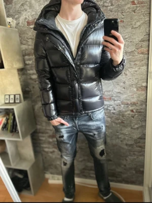 Ralph Lauren Jacka| M - Mycket fint skick| Inga defekter| Storlek M Passar dig som är mellan 179-190cm Ungefär| Nypris ca 7700kr| svår att hitta, Görs ej längre| Modellen är 185cm, 79kg| Passar riktigt bra nu till vintern| Självklart äkta| Vid andra funderingar släng iväg en pling| Sell.ArchiveSS|