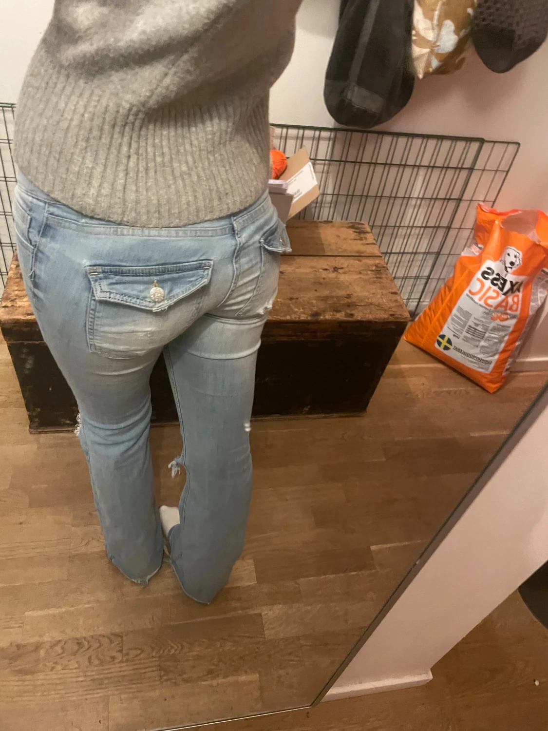 Ljusblå bootcut jeans med slitningar - 2