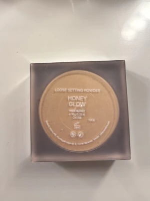 CAIA GLOW POWDER - Honey Glow setting powder från Caia.  Nypris: 350