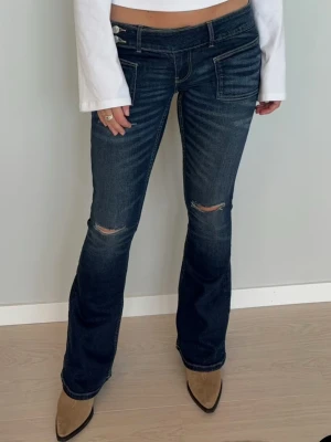 Bootcut jeans i mörkblå denim - Trendiga jeans från Gina. I strl S Tall, Innerbenslängd 83cm midjemått 68cm. Jätte lite slitna längst ner på byxorna
