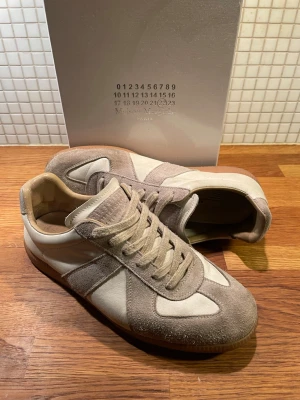 Vita Maison Margiela  - Vita Masion Margiela gats som säljs på grund av för liten storlek. Låda, kvitto m.m tillkommer. Sparsamt använda med endast en defekt, se bild 4-5. Skriv vid frågor eller om du vågar pruta😉