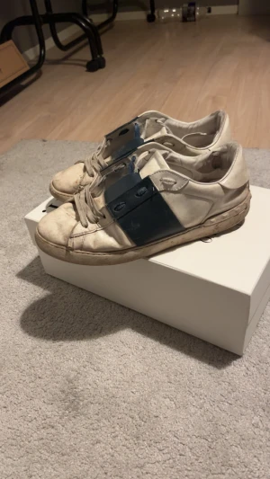 Skor  - Skor, skriv vid frågor och bud. Ej äkta, kan inte skriva mer då annonsen tas bort.