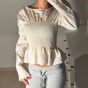 Smockad topp med volanger  - Superfin tröja. Aldrig använd! Vit/beige
