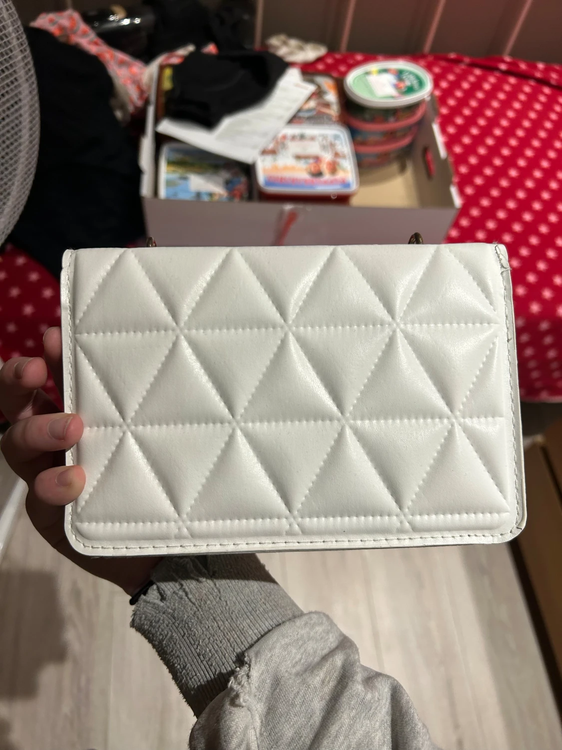 Vit  axelväska med gulddetalj - 1