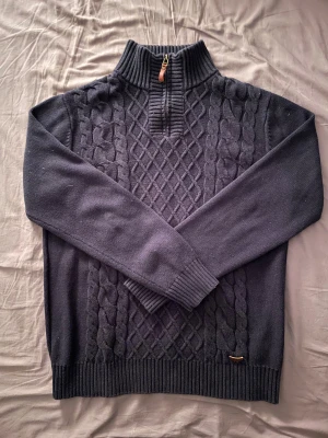 Dobber stickad tröja - Mörkblå dobber stickad tröja i bra skick. Storlek M och riktig storlek. Priset kan diskuteras.