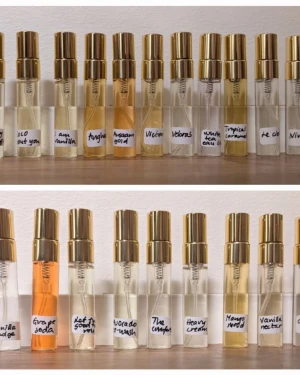 5 ml parfymsplittar  - Se listor bland bilderna vilka som finns obs tryck på bilderna för att se all text ✨️Vanilla fudge hårparfym kostar 15 kr, finns även i 10 ml dekant för 25 kr, Lush kostar 30 kr, övriga 40 kr/dekant ✨️Skriv vilka du önskar så lägger jag ut som ett nytt paket 