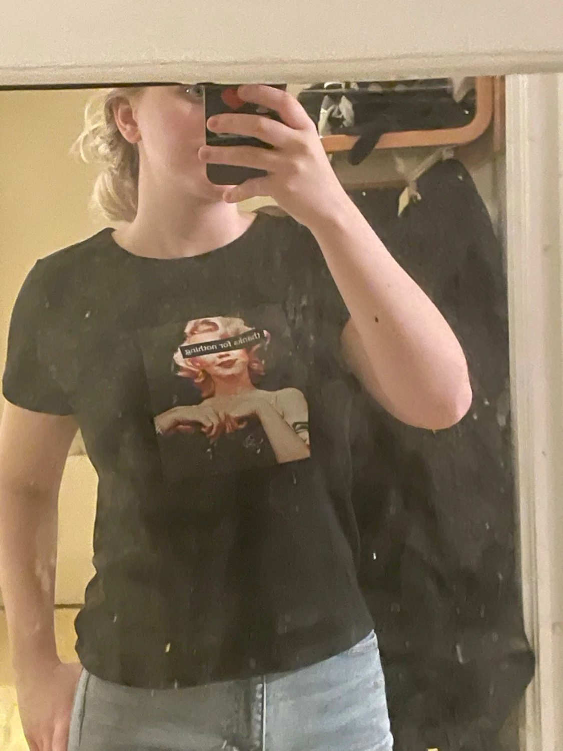 Svart t-shirt med tryck och text