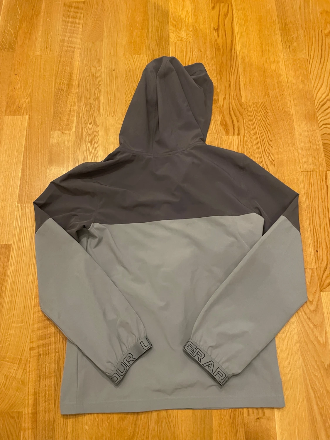 Grå vindjacka från Under Armour - 2