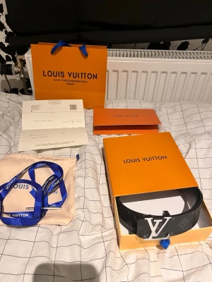 Svart bälte med silver spänne - Svart bälte med silver spänne