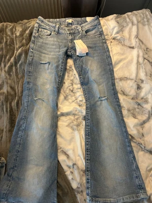 Lågmidjade Bootcut jeans med broderade fickor  - Helt oanvända med prislappen kvar Från Gina tricot 14+  Jättefina slitningar och unika fickor 💕💕💕