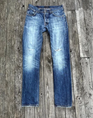 Vintage nudie jeans - Riktigt feta nudie jeans i modellen regular Alf som inte säljs längre, jeansen har riktigt sköna faded o repairs, skadorna på jeansen syns i bilderna!
