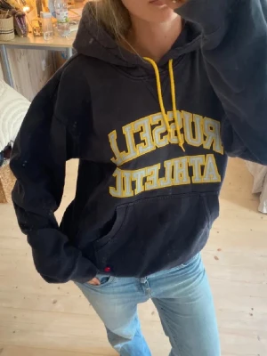 Cool hoodie - Cool hoodie med text från russell athletic❣️