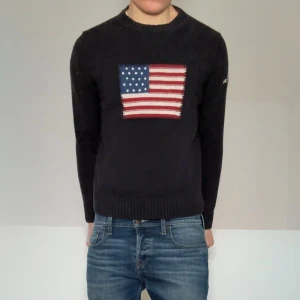 Gant USA tröja - Säljer en sjukt fet svart tröja med klassiska USA logan från Gant. Strl S och sitter som S. Tröjan är i mycket bra skick eftersom den har varit väl omhändertagen. Hör gärna av er vid frågor eller funderingar!!