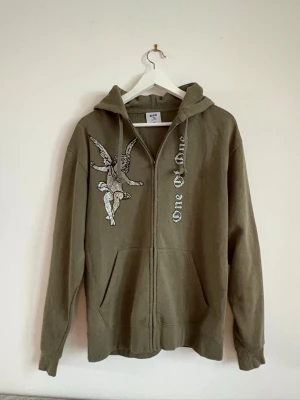 Rhinestone hoodie One of One - Säljer en riktigt snygg olivgrön rhinestone hoodie från One of one. Bra skick. Alla stenar kvar. Pris kan diskuteras, hör av dig vid minsta fråga!
