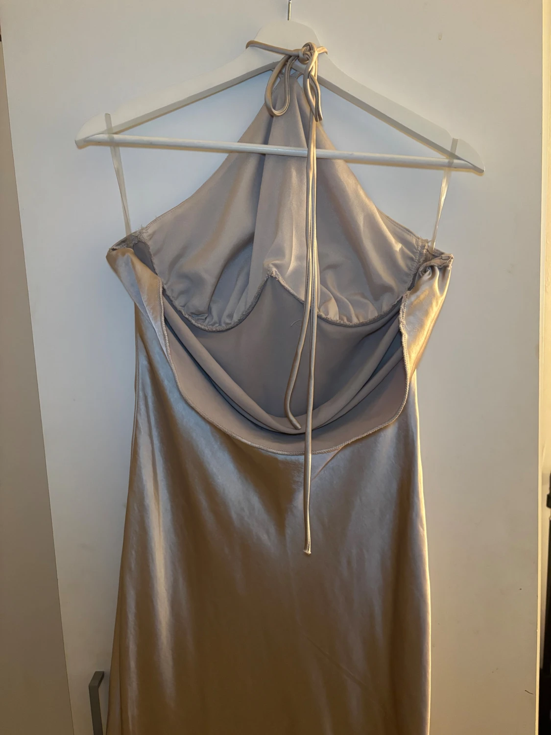 Champagnefärgad långklänning i satin - 2