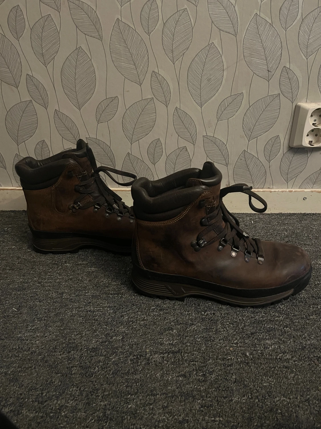 Bruna skinnkängor med snörning - 1