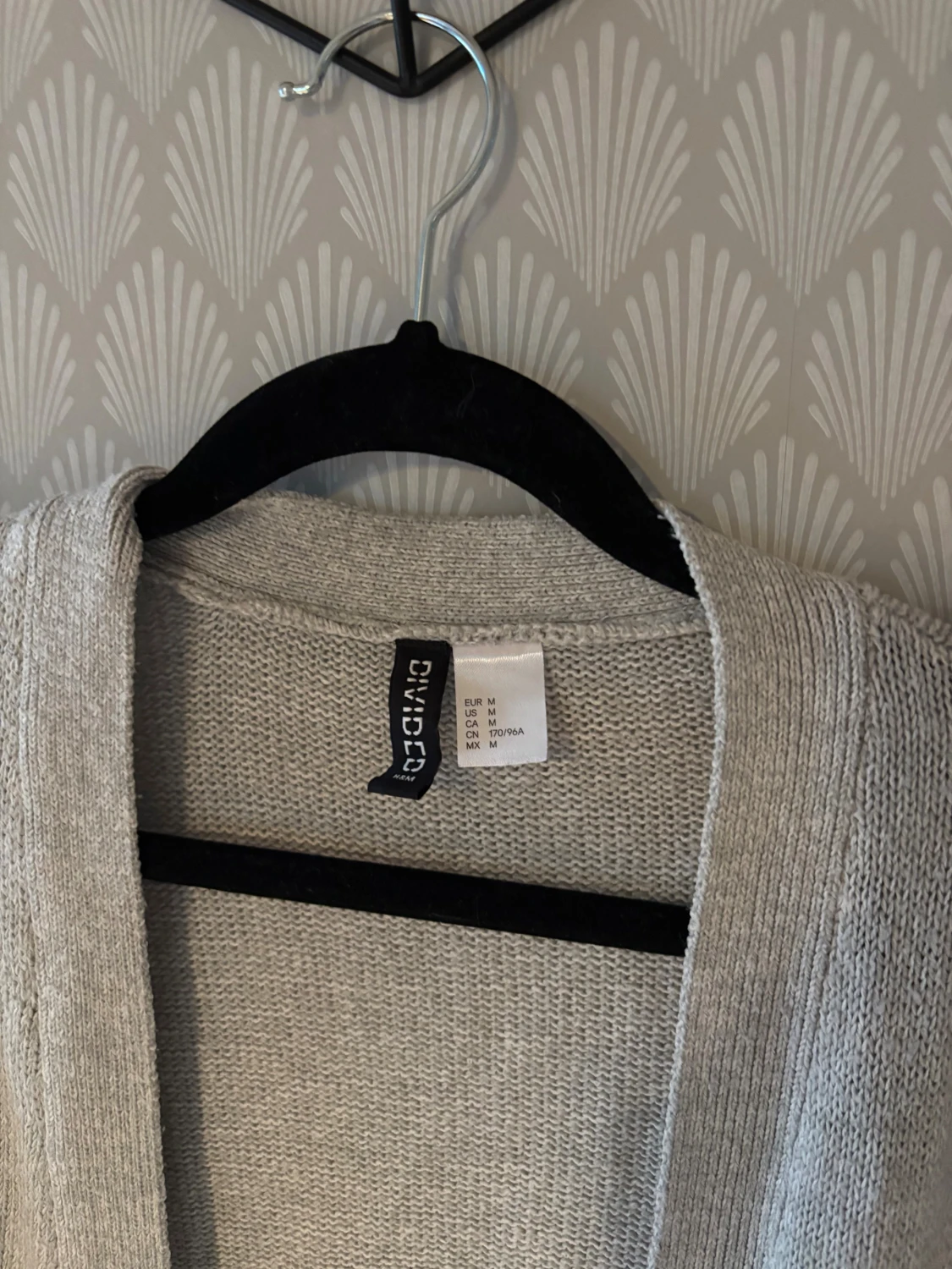 Ljusgrå stickad kofta från Divided - 1