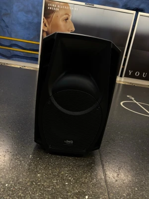 2 st IMG Stageline WAVE-10P högtalare - Professionell passiv högtalare, modell WAVE-10P från IMG Stageline. Robust konstruktion, anslutningar för in/ut, och monterad på stativ. Perfekt för event, DJ eller PA. Ser ut att vara i gott skick utan synligt slitage. Det du får med i köper är 2 st högtalare, kablar, stavar samt kvitto. Tveka inte att höra av er vid frågor eller funderingar🤗priser är absolut inte hugget i sten! 