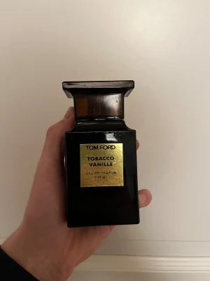 Tom Ford Tobacco Vanille - Ytterst fin vanilj doft av kanske parfymens främsta märke; Tom Ford! Ca 80 ml kvar av 100 ml flaska. 