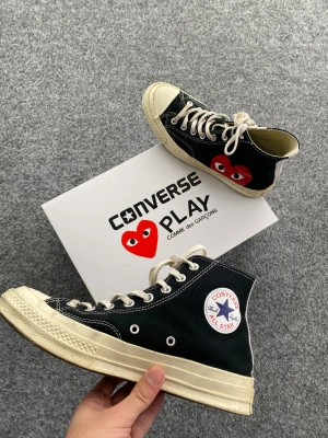 Comme des Garçons PLAY x Converse Chuck Taylor 70’s High (lådan inkluderat) - Comme des Garçons PLAY x Converse Chuck Taylor 70’s High. Asfeta skor. Den perfekta julklappen att köpa. Jättebra skick. Lådan är inkluderat i priset!!       Storlek: 41.5 EU men passar även 42 EU.                 Hör av er vid eventuella frågor!!