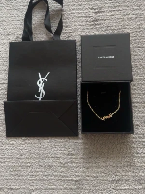 YSL armband - Bilderna visar ett Saint Laurent armband helt ny jätte snyggt. 