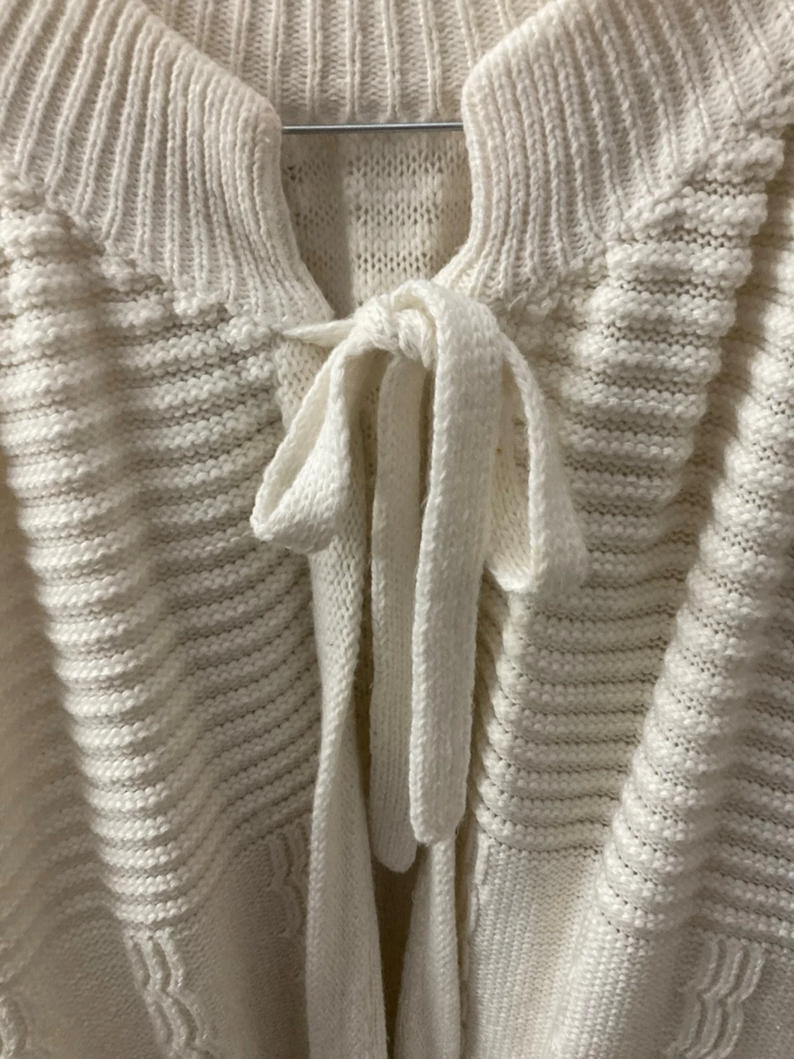 Vit stickad kofta med knyt - 1
