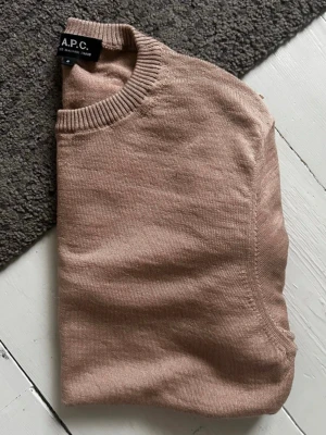 Beige APC Stickad Tröja - Riktigt fet och exklusiv stickad APC tröja i riktigt fint material. | Storlek: S | Nypris: 2999kr | Sjukt bra skick, som ny! | Skriv vid minsta fundering, priset är ej hugget i sten!