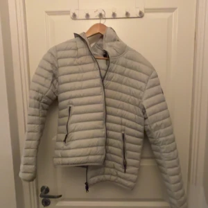 Vit colmar jacka  - Säljer en fet colmar jacka perfekt nu till vintern. Den är i väldigt bra skick. Storlek 50 vilket motsvarar M. Hör av dig vid minsta lilla fundering 
