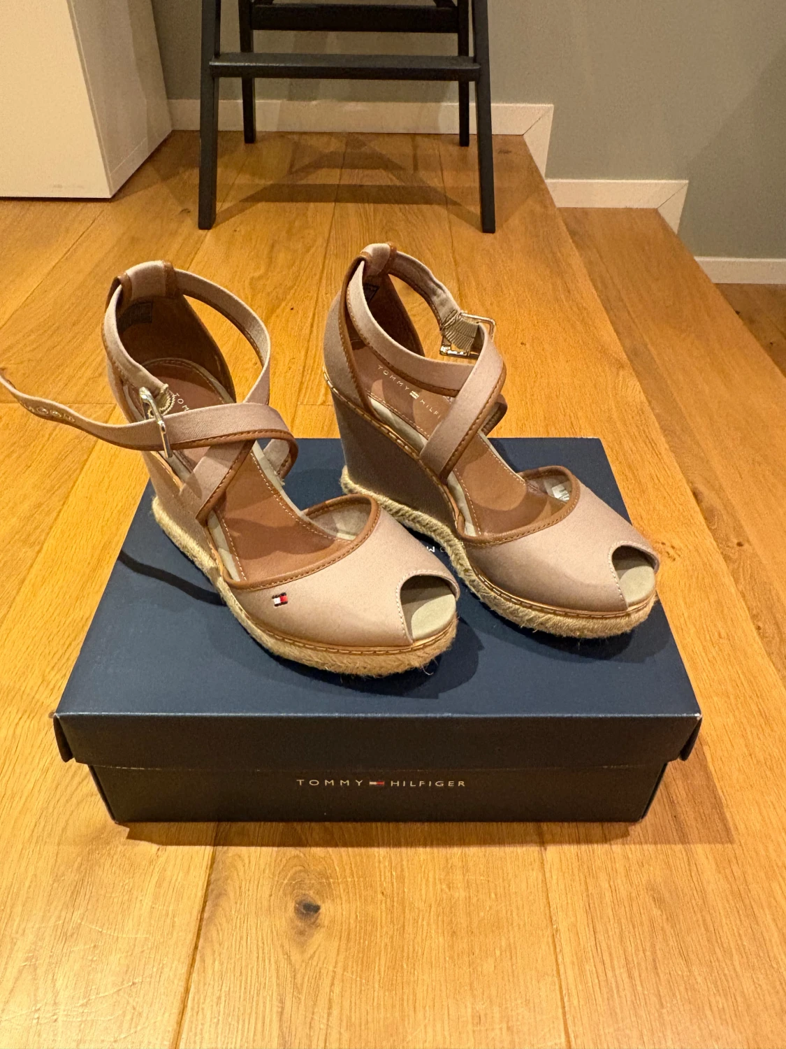 Beige Tommy Hilfiger Damskor