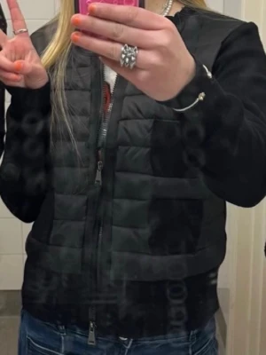 Monclear jacka🫰🏼🫰🏼🫰🏼 - Svart pufferjacka med quiltad framsida och hel dragkedja. Jackan har långärmade ärmar i slätare material och en stilren, enkel design. Perfekt för dig som vill ha en clean look med lite edge.