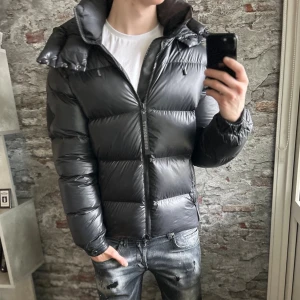 J.lindeberg Jacka - Mycket fint skick, som ny! Inga defekter eller liknande. Storlek S passar dig som är mellan 175-185cm ungefär, stor passform. Nypris ca 5000kr. Modellen är 185 cm, 79 kg. Passar bra nu till vintern. Skriv för mer information!🤝