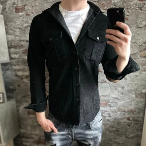 Ralph Lauren Overshirt - Mycket fint skick, inga defekter. Storlek S  passar dig som är mellan 175-185cm ungefär. Nypris ca 3000kr. Modellen är 185 cm, 79 kg. Självklart äkta - kolla bata Qr koden och recensionerna! Skriv för mer information!🤝