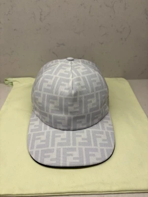 Fendi keps - Helt ny Fendi monogram keps i vit färg. Storlek S-L, dustbag samt tags medföljer 