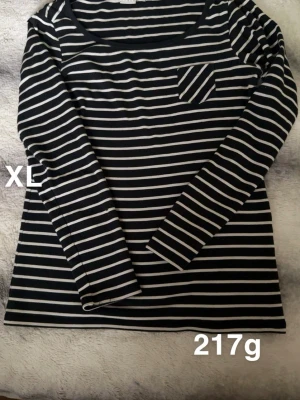 Svartvit randig långärmad topp XL - Svart långärmad topp med vita horisontella ränder och en liten bröstficka. Perfekt för dig som gillar enkel och stilren design med lite edge.🌸 Sparsamt använd. Storlek XL