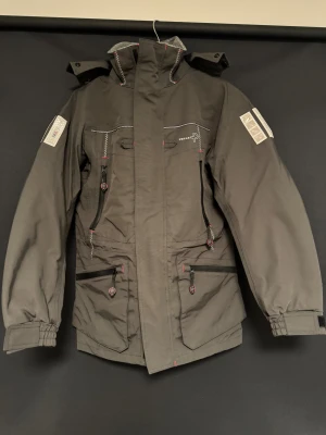 PELLE P SKIDJACKA - En fin Pelle P skidjacka i riktigt bra skick. Använd endast ett fåtal gånger och har inte defekter. NYPRIS 6500kr. Priset kan diskuteras vid snabb affär!