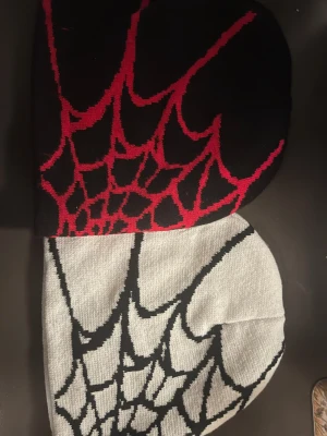 2 spindel nätts mössor  - 2 mössor med spindel nätt 