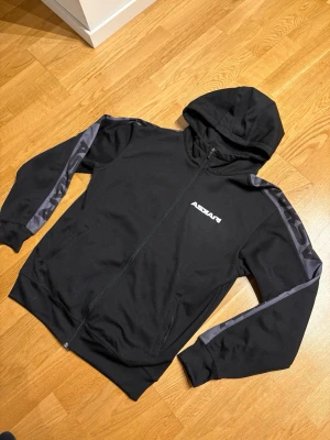”Issa” Tracksuit från Askari - Svart tracksuit från Askari. Modell ”issa”. Knappt använd