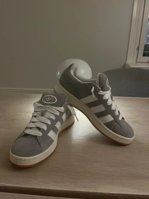Adidas campus - Säljer dem här tvär schyssta adidas campus i färgen grå! Är sprillans nya och i nytt skick(andvänt några få gånger). Är i storlek 41-42 och sitter skönt på foten.  Priset är inte hugget i sten och kan diskuteras vid intresse!! Tveka inte att köpa! 🙌🤩