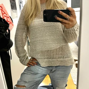 Beige stickad meshtröja - Säljer en beige stickad tröja med meshstruktur och lång ärm, även lite längre där bak som syns på bilden. Från Gina Tricot i storlek M men liten i storleken💕💕